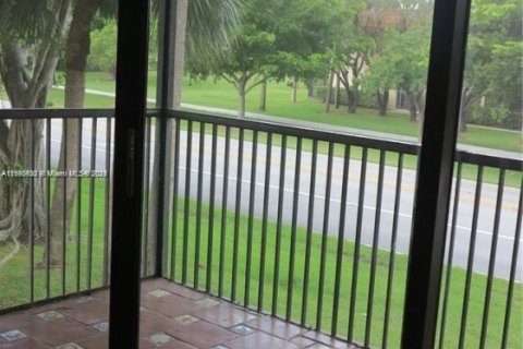 Condo in Weston, Florida, 2 bedrooms № 1951967 - photo 11
