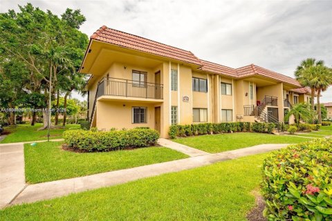 Condo in Weston, Florida, 2 bedrooms № 1951967 - photo 1