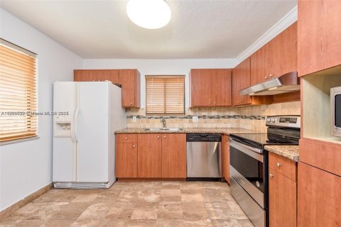 Condo in Weston, Florida, 2 bedrooms № 1951967 - photo 2