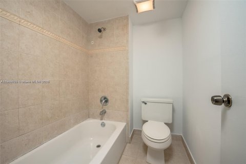 Condo in Weston, Florida, 2 bedrooms № 1951967 - photo 9