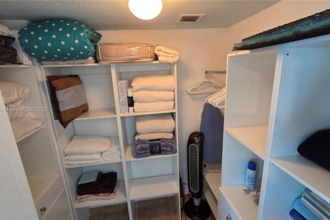 Copropriété à vendre à Hollywood, Floride: 44.78 m2 № 2012180 - photo 17