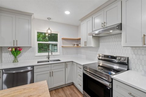 Villa ou maison à vendre à Tampa, Floride: 4 chambres, 163.04 m2 № 2258797 - photo 13