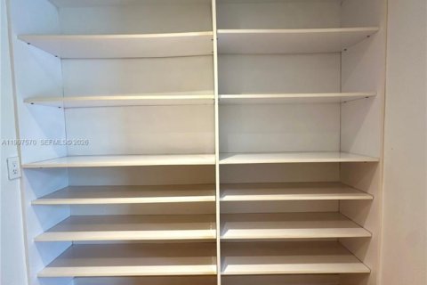 Condominio en venta en Surfside, Florida, 1 dormitorio, 71.53 m2 № 2066560 - foto 16