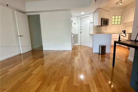 Condominio en venta en Surfside, Florida, 1 dormitorio, 71.53 m2 № 2066560 - foto 3