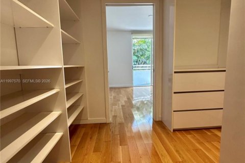 Condominio en venta en Surfside, Florida, 1 dormitorio, 71.53 m2 № 2066560 - foto 13