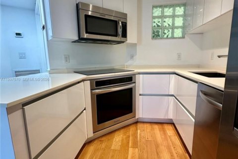 Condominio en venta en Surfside, Florida, 1 dormitorio, 71.53 m2 № 2066560 - foto 5