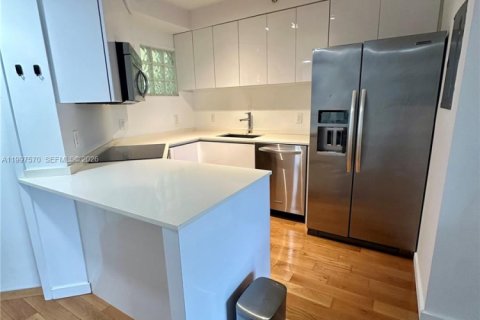 Condominio en venta en Surfside, Florida, 1 dormitorio, 71.53 m2 № 2066560 - foto 9