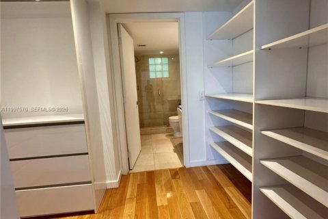 Condominio en venta en Surfside, Florida, 1 dormitorio, 71.53 m2 № 2066560 - foto 19