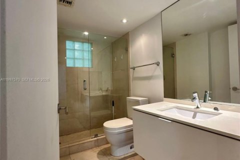 Condominio en venta en Surfside, Florida, 1 dormitorio, 71.53 m2 № 2066560 - foto 17