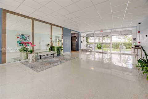 Condominio en venta en Bay Harbor Islands, Florida, 1 dormitorio, 118.45 m2 № 1992891 - foto 28