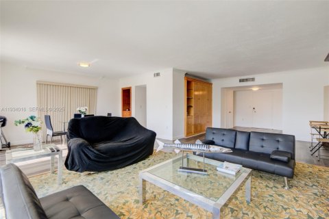 Condominio en venta en Bay Harbor Islands, Florida, 1 dormitorio, 118.45 m2 № 1992891 - foto 9