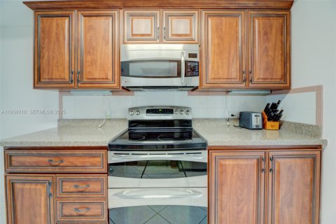 Condominio en venta en Bay Harbor Islands, Florida, 1 dormitorio, 118.45 m2 № 1992891 - foto 16