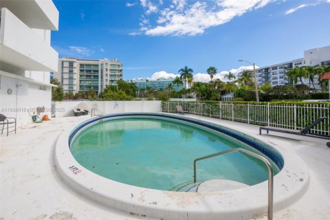Condominio en venta en Bay Harbor Islands, Florida, 1 dormitorio, 118.45 m2 № 1992891 - foto 29