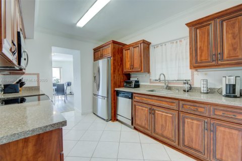 Condominio en venta en Bay Harbor Islands, Florida, 1 dormitorio, 118.45 m2 № 1992891 - foto 14