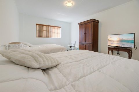 Condominio en venta en Bay Harbor Islands, Florida, 1 dormitorio, 118.45 m2 № 1992891 - foto 19