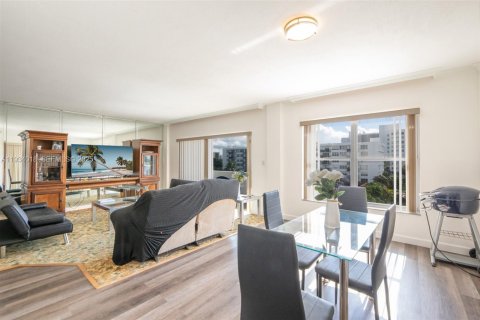 Condominio en venta en Bay Harbor Islands, Florida, 1 dormitorio, 118.45 m2 № 1992891 - foto 7