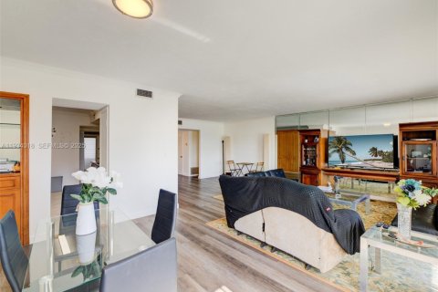 Condominio en venta en Bay Harbor Islands, Florida, 1 dormitorio, 118.45 m2 № 1992891 - foto 6