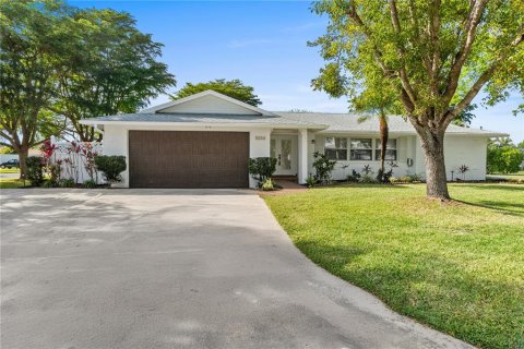 House in Fort Myers, Florida 4 bedrooms, 185.53 sq.m. № 1565809 - photo 1