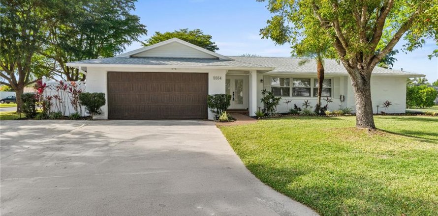 House in Fort Myers, Florida 4 bedrooms, 185.53 sq.m. № 1565809
