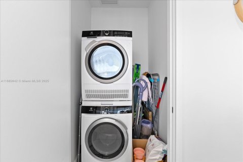 Condominio en alquiler en Miami, Florida, 2 dormitorios, 88.72 m2 № 2055068 - foto 10