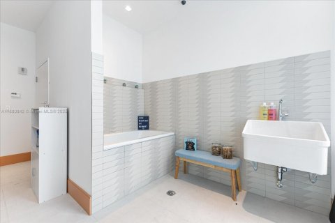 Condominio en alquiler en Miami, Florida, 2 dormitorios, 88.72 m2 № 2055068 - foto 30