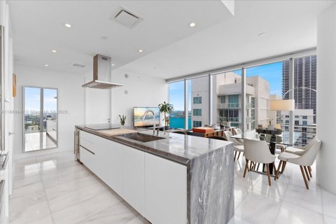 Condominio en alquiler en Miami, Florida, 2 dormitorios, 88.72 m2 № 2055068 - foto 11