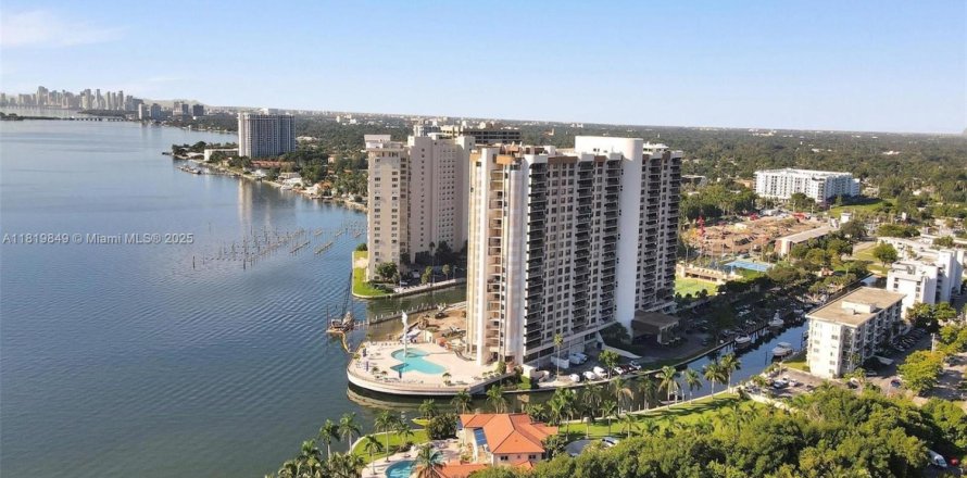 Condo in Miami, Florida, 1 bedroom № 1777704