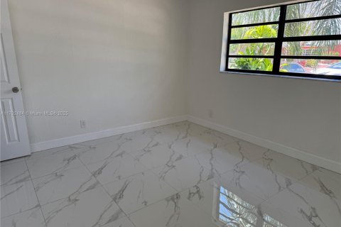 House in Cutler Bay, Florida 3 bedrooms, 139.73 sq.m. № 1785726 - photo 13