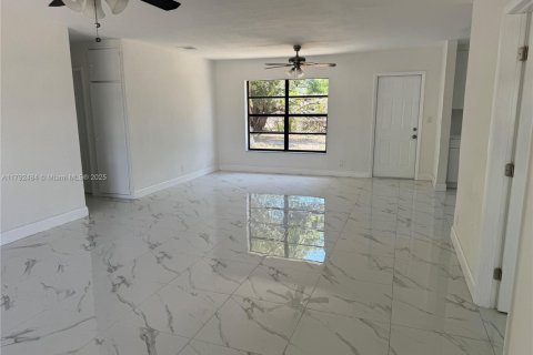 House in Cutler Bay, Florida 3 bedrooms, 139.73 sq.m. № 1785726 - photo 6