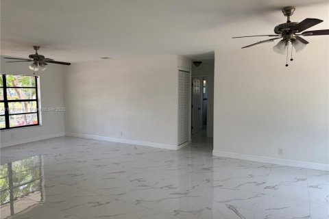 House in Cutler Bay, Florida 3 bedrooms, 139.73 sq.m. № 1785726 - photo 9