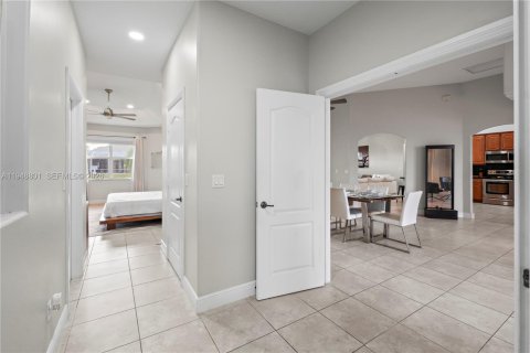 Снять в аренду виллу или дом в Порт-Сент-Луси, Флорида 3 спальни, 219.9м2, № 2006404 - фото 15