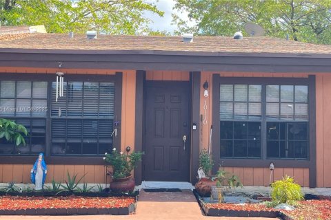 Townhouse in Pembroke Pines, Florida 2 bedrooms, 111.11 sq.m. № 1814386 - photo 1
