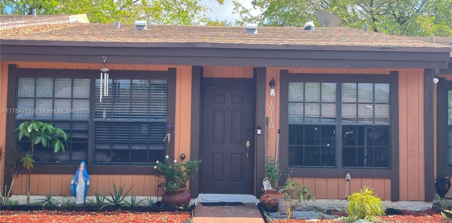 Townhouse in Pembroke Pines, Florida 2 bedrooms, 111.11 sq.m. № 1814386