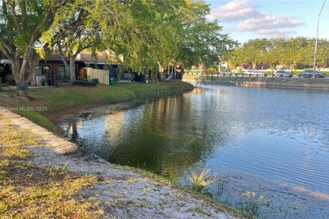 Townhouse in Pembroke Pines, Florida 2 bedrooms, 111.11 sq.m. № 1814386 - photo 14