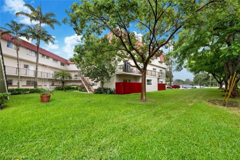 Condo in Pinecrest, Florida, 1 bedroom  № 1926392 - photo 12