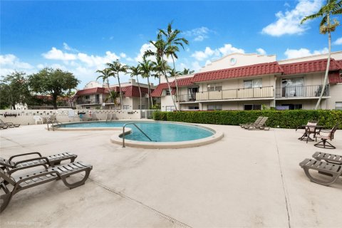 Condo in Pinecrest, Florida, 1 bedroom  № 1926392 - photo 13