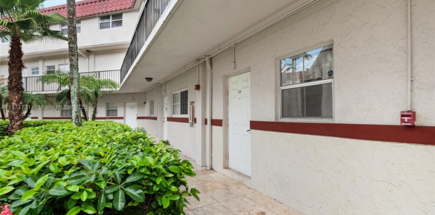 Condo in Pinecrest, Florida, 1 bedroom  № 1926392