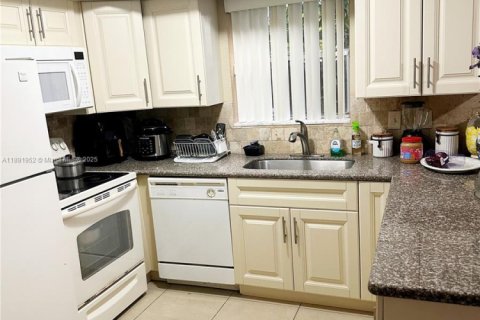 Touwnhouse à vendre à North Lauderdale, Floride: 2 chambres, 102.94 m2 № 1943935 - photo 4
