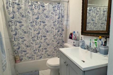 House in Hialeah, Florida 5 bedrooms, 219.71 sq.m. № 1862987 - photo 6
