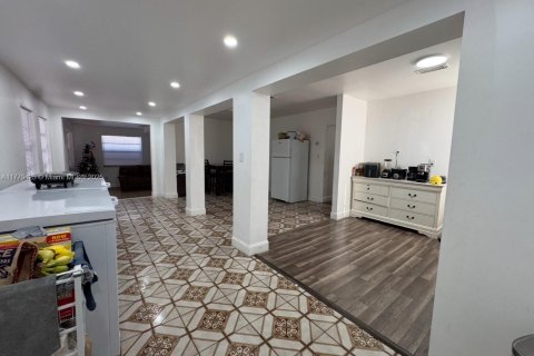 House in Hialeah, Florida 5 bedrooms, 219.71 sq.m. № 1862987 - photo 5