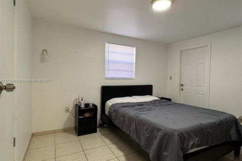 House in Hialeah, Florida 5 bedrooms, 219.71 sq.m. № 1862987 - photo 7