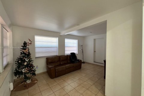 House in Hialeah, Florida 5 bedrooms, 219.71 sq.m. № 1862987 - photo 3
