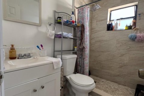 House in Hialeah, Florida 5 bedrooms, 219.71 sq.m. № 1862987 - photo 18