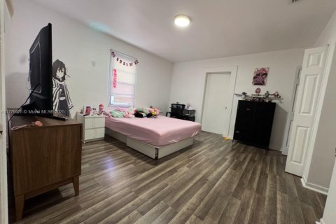 House in Hialeah, Florida 5 bedrooms, 219.71 sq.m. № 1862987 - photo 10