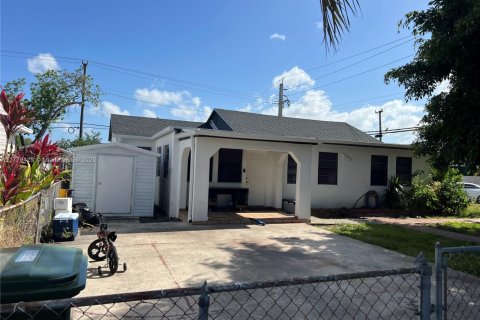 House in Hialeah, Florida 5 bedrooms, 219.71 sq.m. № 1862987 - photo 2
