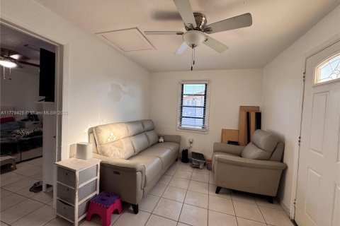 House in Hialeah, Florida 5 bedrooms, 219.71 sq.m. № 1862987 - photo 19