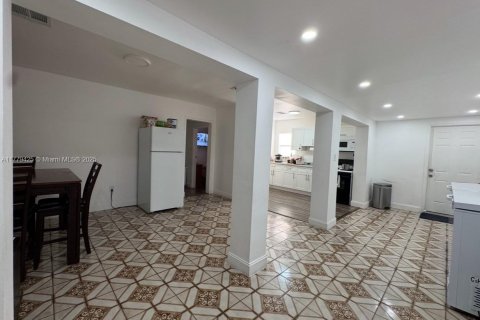 House in Hialeah, Florida 5 bedrooms, 219.71 sq.m. № 1862987 - photo 4
