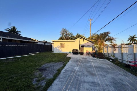 House in Hialeah, Florida 5 bedrooms, 219.71 sq.m. № 1862987 - photo 16