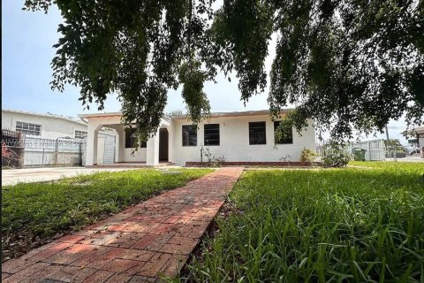 House in Hialeah, Florida 5 bedrooms, 219.71 sq.m. № 1862987 - photo 1
