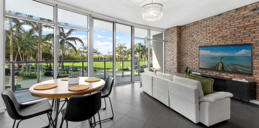 Кондоминиум с 2 спальнями в Майами, Флорида № 1963530